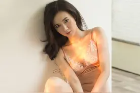 30岁江铠同身材好丰满，穿吊带裙上演“女神坐”，双手微挡好撩人图片