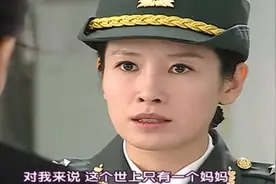 28年后再见亲生女儿，女儿话不多说转头就走，大妈哭着追上去视频封面