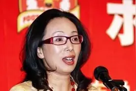 她是黑龙江女首富，与英国人结婚被嫌太富有，曾买下两支中超球队图片