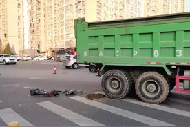 疯狂的渣土车！被查处后又现街头，无视禁行还频发事故图片