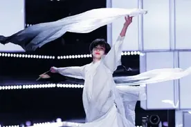 离开仙气国风舞滤镜的刘宇，模样稚气，像还没长大的小男生图片