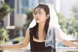 白鹿头纱造型太惊艳！穿黑色吊带露香肩，一双筷子腿太抢镜了图片