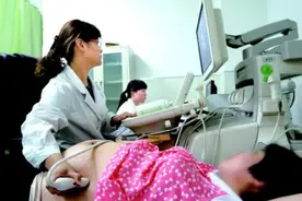 女性生育年龄有限，男性也同样有极限值，超过年龄就别强求要二胎图片