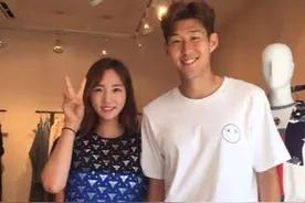 穿上军装的孙兴慜阳刚帅气有男人味，怪不得漂亮姑娘都愿与其合影图片