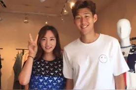 穿上军装的孙兴慜阳刚帅气有男人味，怪不得漂亮姑娘都愿与其合影图片