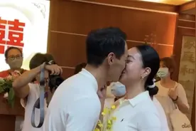 杨祐宁晒照庆祝结婚一周年，求婚领证视频首曝光，甜蜜接吻超幸福图片