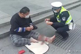 男子脚踝伤病突发被困路边 和平交警辅警热心伸援手助其脱困图片