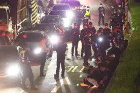 台北街头30多人械斗，双方持刀互砍，现场血迹斑斑，3人紧急送医图片