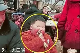 “要不都给孩子吃”，农村奶奶带娃吃酒席，“抢猪蹄”举动遭白眼图片