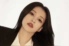 女人味十足的职业妆容图片