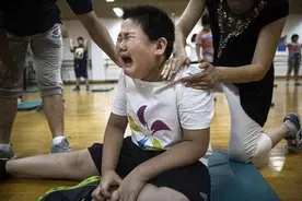 儿子因沉迷游戏，被爸爸游戏中"追杀"，儿子大哭：我要好好读书图片