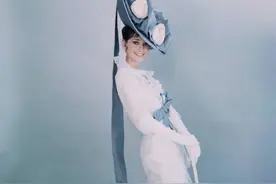 1964年赫本出演电影《窈窕淑女》时，摄影师为她拍摄的定装照图片