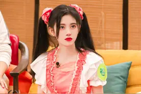 鞠婧祎童年照加滤镜，遭杨迪当众讽刺，贾玲也吐槽她妆太浓图片