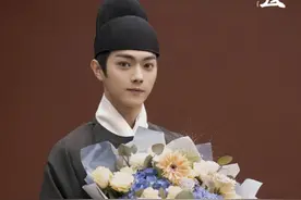 网红楚淇也“照骗”？无美颜滤镜下与许凯同框，却被后者“秒杀”图片