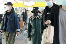 天后韩红现身4个保镖护驾，酷似大姐大气场全开，近期暴瘦34斤图片