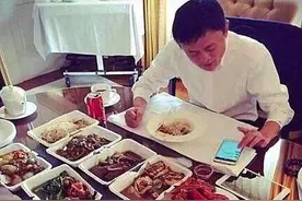 马化腾应酬晚餐在朋友圈火了，网友：这吃的不是饭，是黄金！图片