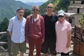 65岁陈道明近照曝光，满头白发皮肤黝黑，和32岁倪妮演情侣遭群嘲图片