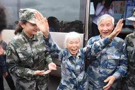 83岁老人去银行转账300万，银行职员报警后，发现老人身份不一般图片