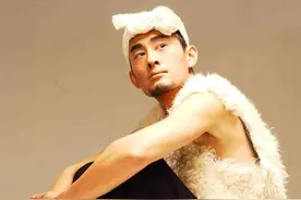 草根歌手“一夜成名”后，有人开豪车！有人低调回馈家乡！图片