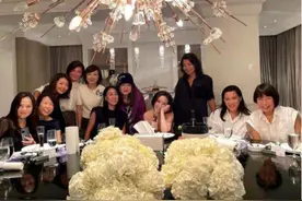 富婆齐聚？那英现身豪宅聚会烟不离手，杨坤被美女簇拥脸贴脸图片