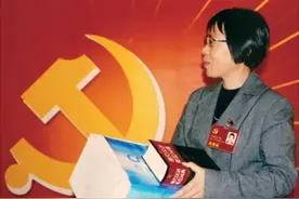 张桂梅的故事 |《穿破洞裤子的党代表》和《希望》图片