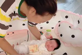 “后悔帮女儿带娃吗？”，三位姥姥的真实回答，揭露了亲情冷暖图片