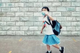 北京7岁男孩穿裙子上学，被老师同学白眼嘲讽，让儿子穿裙子是爱还是害？图片