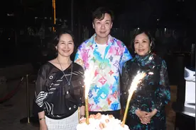 59岁何超琼近照曝光，为相识30年男闺蜜庆生，对方称是陈百强粉丝图片