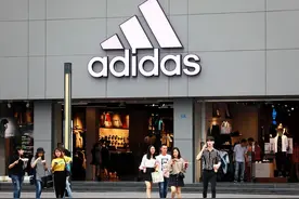 运动巨头阿迪达斯Q1净利跌96%：超7成门店关闭 疯狂打折促销图片
