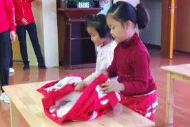 幼儿园午睡起床后，老师和孩子在忙什么？不是在穿衣叠被图片