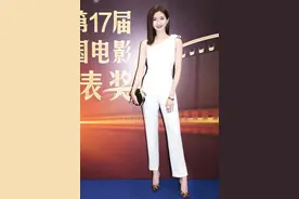 佟丽娅江疏影同穿白色斜肩, 这气质可不止差2岁呀图片