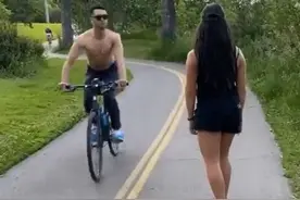 恶心！加拿大肌肉男骑自行车，竟向华人女生吐口水，还吐在脸上图片