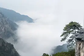 《望庐山瀑布》几十年无人敢仿，不知名诗人仿一首，气势不输李白图片