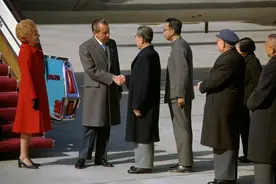 一个细节暴露周恩来英语水平，女翻译出错总理立马纠正图片