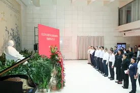 纪念宋庆龄同志逝世40周年敬献鲜花仪式在京举行图片