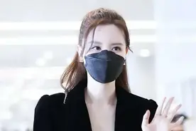 老板娘张萌为出道豁出去了！一袭露脐装秀性感身材，蚂蚁腰太火爆图片