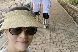 袁咏仪13岁儿子近照曝光，身高猛窜直逼张智霖，这腿也太细了吧图片
