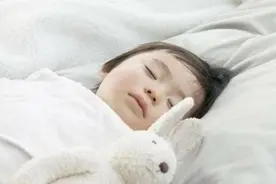 宝宝睡觉时，为什么会抿嘴“偷笑”？这4点原因宝妈有必要了解图片