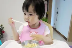 急性子宝宝意外走红，嫌弃妈妈喂饭慢，低头直接“啃碗”图片
