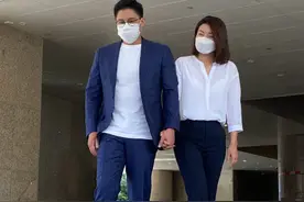 郭晶晶高调助阵霍启刚，衬衣西裤干练大方，踩平底鞋换发色好洋气图片