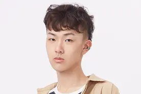 田燚现身机场，灰色牛仔服十分有范，戴着“小红帽”童趣十足图片
