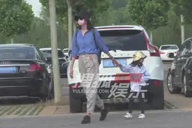 独家：张梓琳带娃吃冰淇淋 女儿打扮摩登长腿抢镜图片