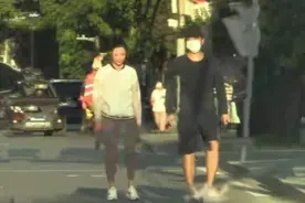 40岁影后与男友逛街，被当街踢臀还娇嗔，身材样貌似少女图片