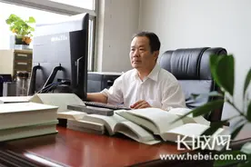 河大百年·大学之大②丨程志华教授：与哲学同行的“执着”人生图片