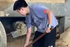 山东男孩不写作业，被父亲拉去铲沙子！“另类”教育方式不少见图片