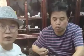李玉刚拜访61岁毕福剑！T恤配礼帽挺文艺，毕姥爷头发凌乱老了图片