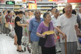 退休大妈开超市，利用一盒鸡蛋，一年狂赚100万，生意人可以学学图片