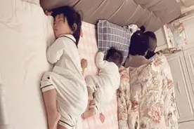 一家四口的“午睡照”太逗，网友感慨：爸妈是真爱，孩子是意外图片
