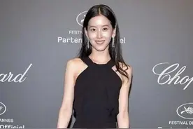 有钱人都这么瘦吗？看章泽天穿挂脖连体裤快撑不起，不过挺时髦的图片