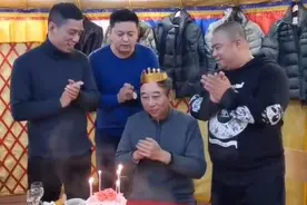 冯巩63岁生日过得太接地气！铁锅炖、小蛋糕，徒弟作陪简简单单图片